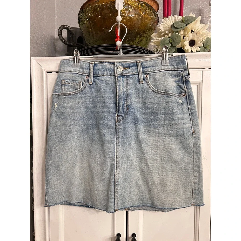 Light Wash Distressed Denim Mini Skirt Raw Hem Stretchy size 2 Summer Spring